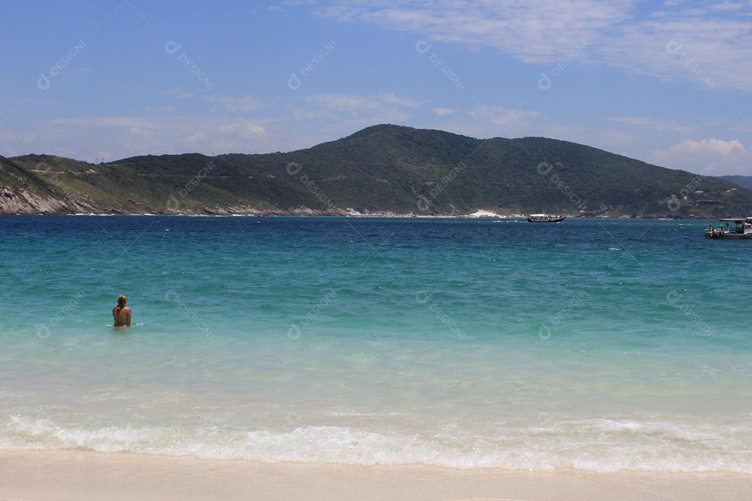 Mar Água Azul Praia Montanhas no Horizonte Imagem JPG
