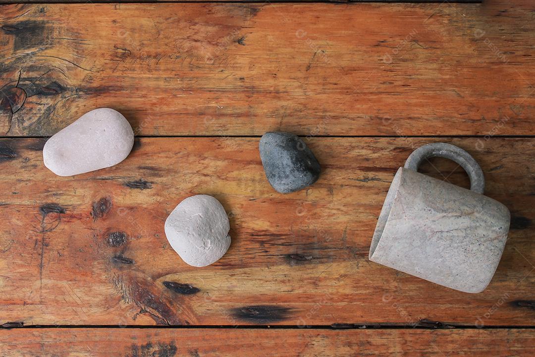 Fotos Caneca de pedra sabão café de pedras conceituais em uma mesa de madeira rústica