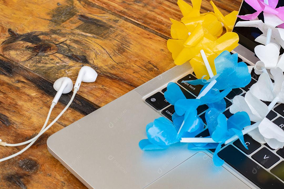 Fotos Laptop Com Colar de Carnaval Havaiano e Fone de Ouvido Conceito de Carnaval