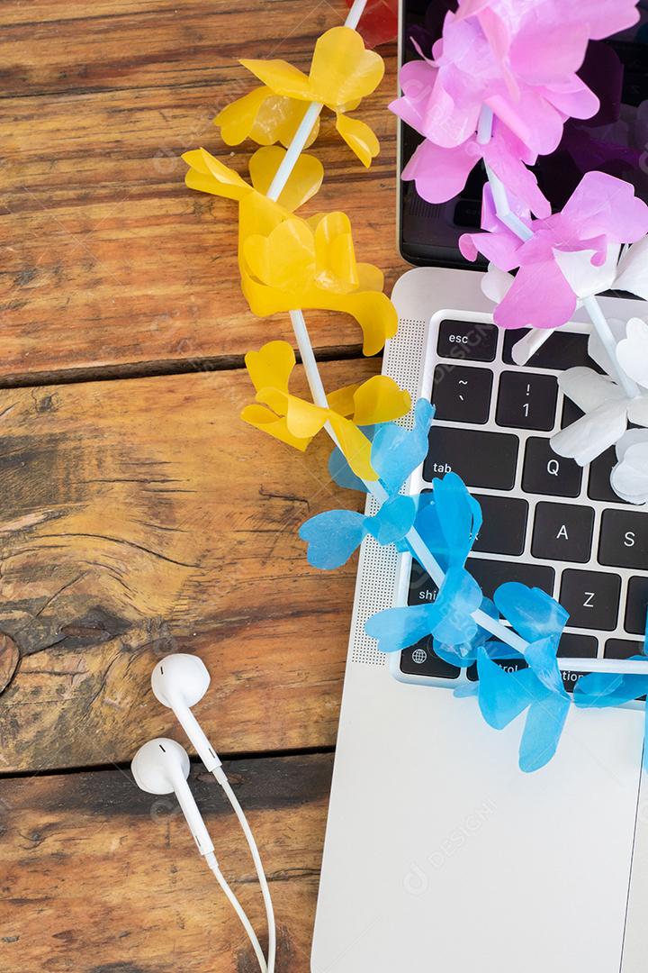 Fotos Laptop Com Colar de Carnaval Havaiano e Fone de Ouvido Conceito de Carnaval