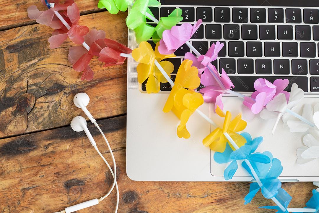 Fotos Laptop Com Colar de Carnaval Havaiano e Fone de Ouvido Conceito de Carnaval