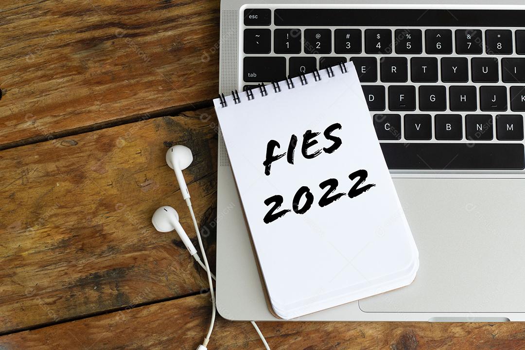 Bloco de Notas Fies 2022 Sobre um Laptop na Mesa de Madeira JPG