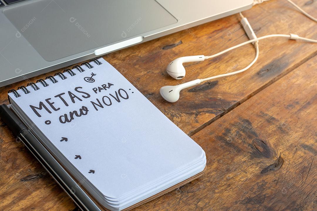 Metas para o Ano Novo Bloco de Notas Sobre um Laptop na Mesa de Madeira JPG