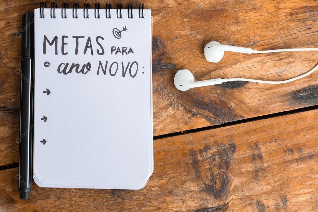 Metas para o Ano Novo Bloco de Notas Sobre a Mesa de Madeira JPG