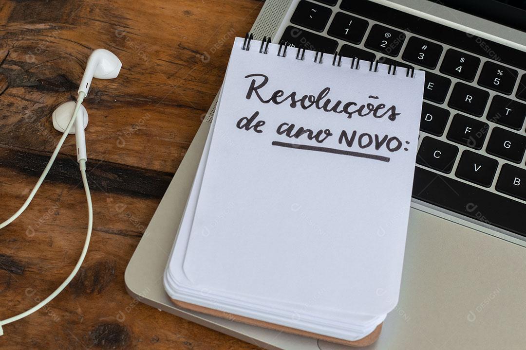 Metas para o Ano Novo Bloco de Notas Sobre um Laptop na Mesa de Madeira JPG