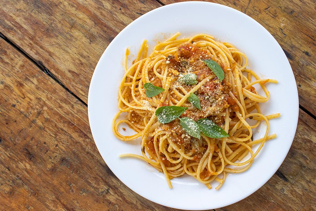 Prato de Macarrão Simples Com Molho Vegetariano e Manjericão Imagem JPG