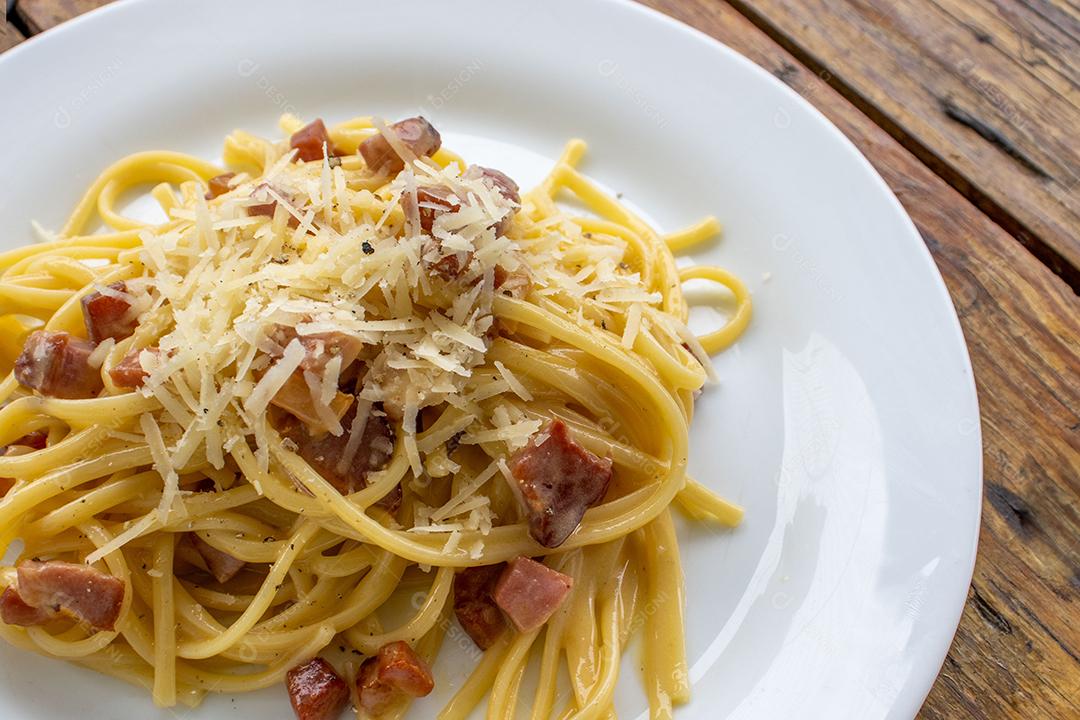 Prato de Macarrão Com Queijo Simples na Mesa de Madeira Imagem JPG