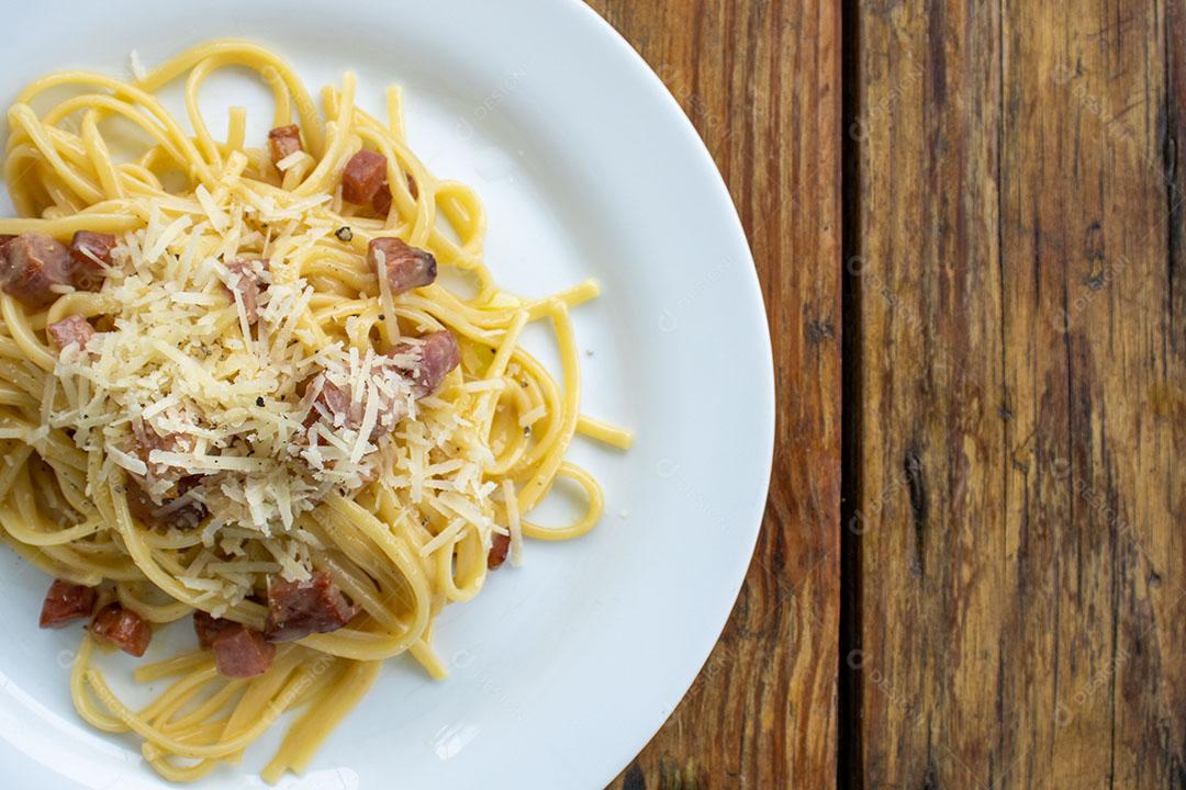 Prato de Macarrão à Carbonara Simples na Mesa de Madeira JPG