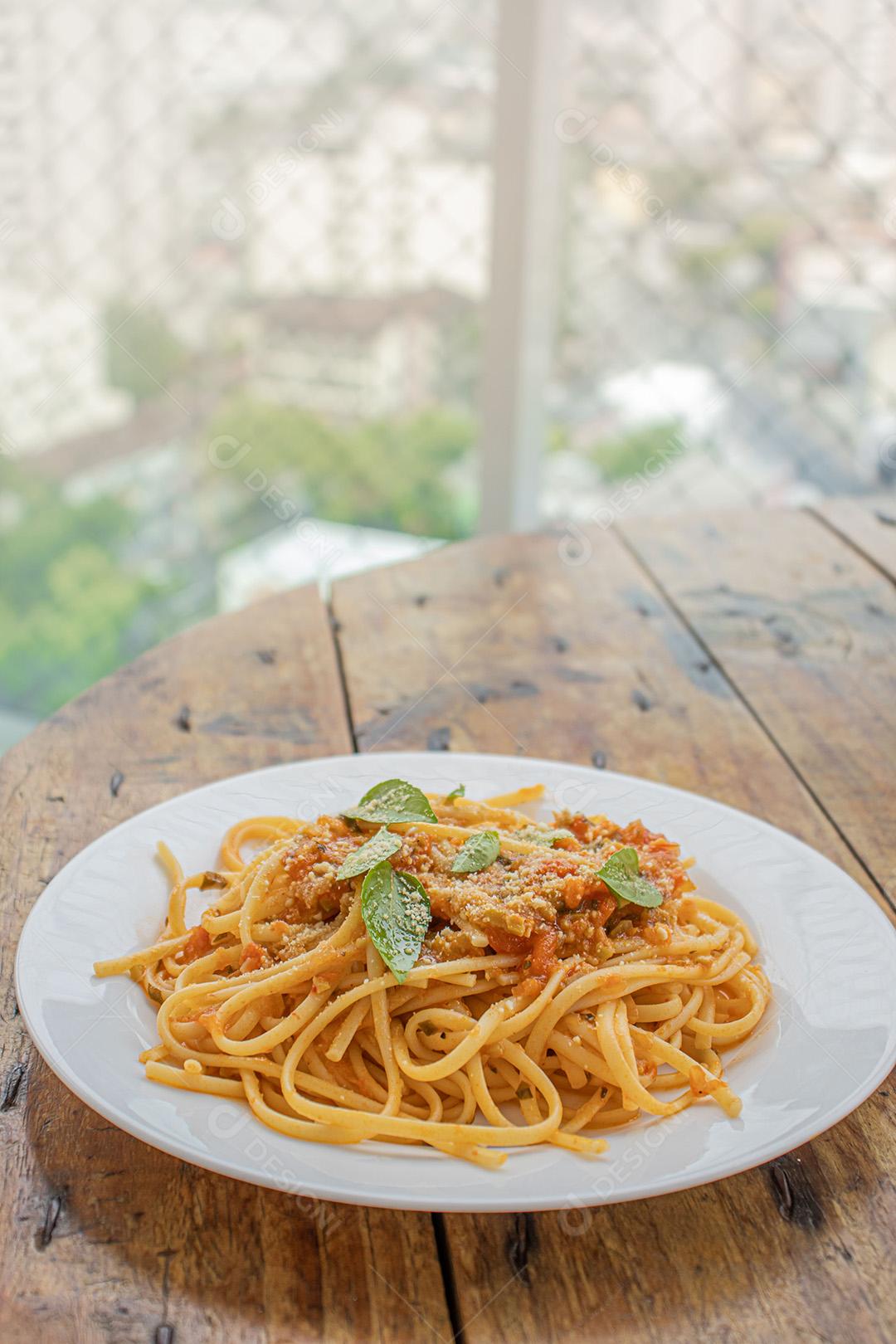 Prato de Macarrão Com Molho Vegetariano e Folhas de Manjericão Imagem JPG