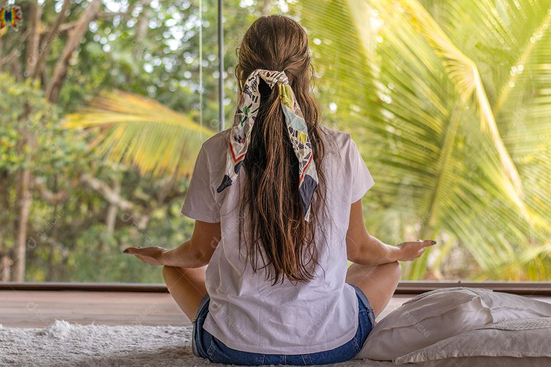 Mulher Praticando Meditação Olhando para a Mata Atlântica do Brasil Imagem JPG
