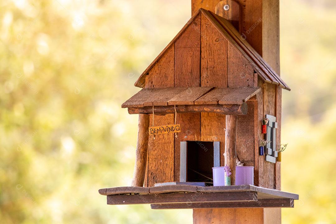 Casa de Madeira para Pássaros - Fundo Desfocado Ensolarado JPG