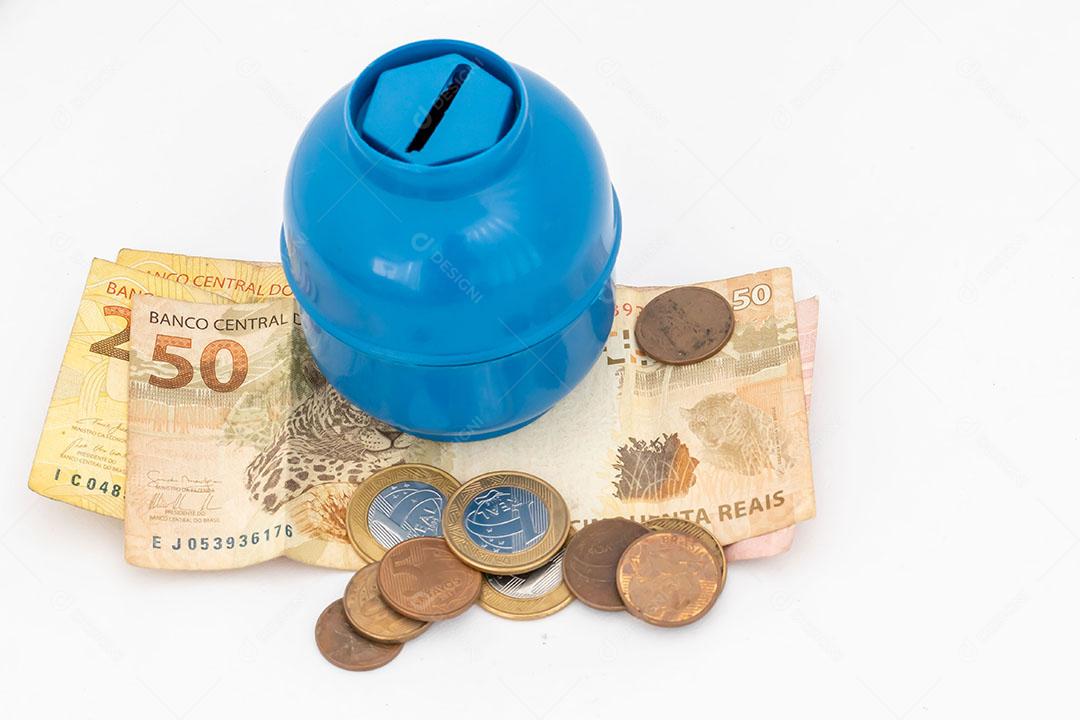 Cilindro de Gás de Cozinha e notas e Moedas Isoladas no Fundo Branco JPG