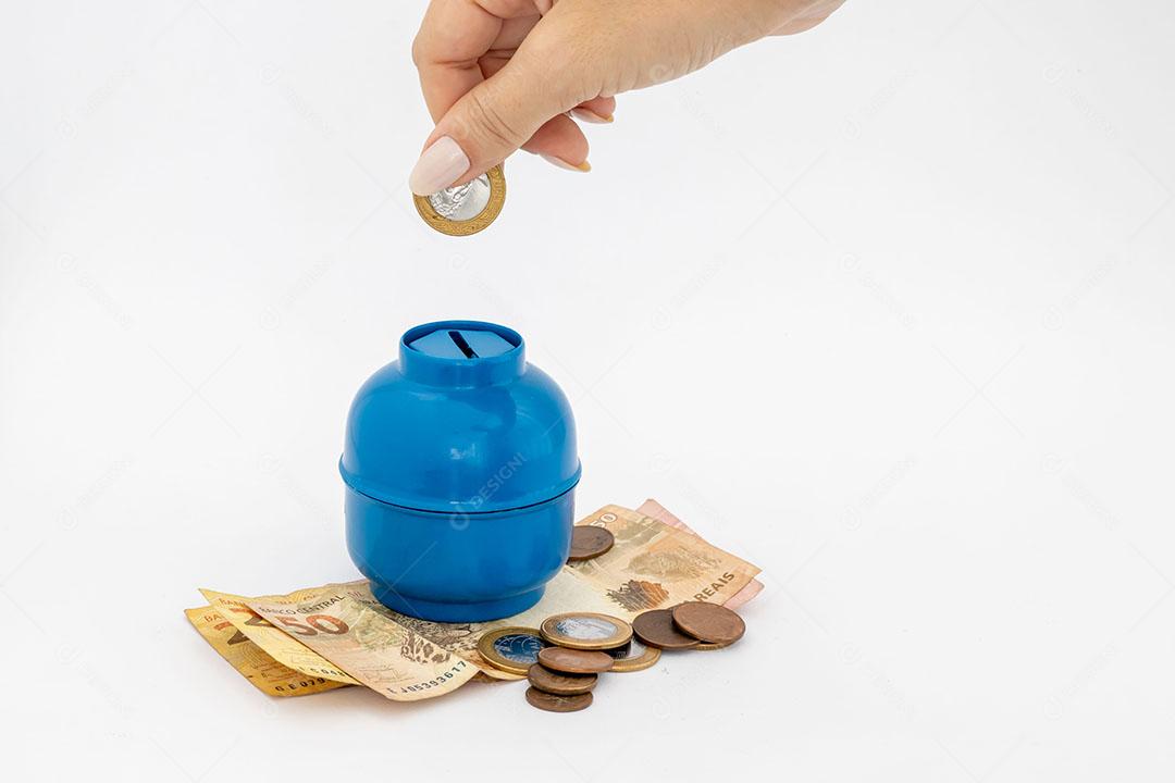 Cilindro de Gás de Cozinha e notas e Moedas Isoladas no Fundo Branco JPG