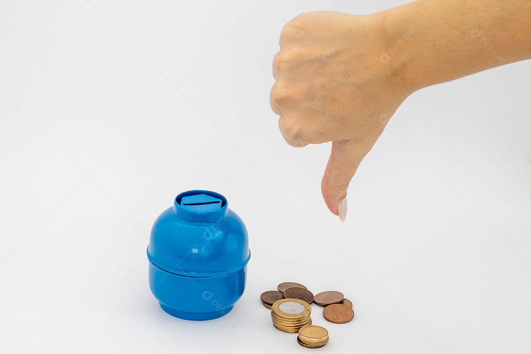 Cilindro de Gás de Cozinha e moedas Isoladas no Fundo Branco JPG