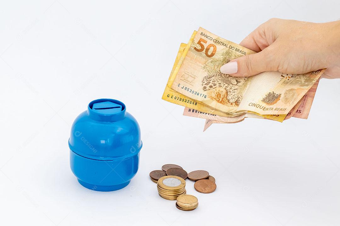 Cilindro de Gás de Cozinha e notas e Moedas Isoladas no Fundo Branco JPG