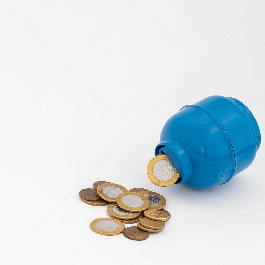 Cilindro de Gás de Cozinha e moedas Isoladas no Fundo Branco JPG