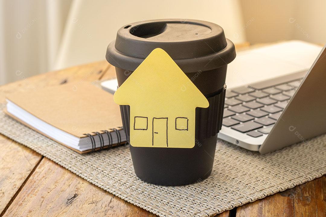 Papel com Desenho de uma Casa no Home Office JPG