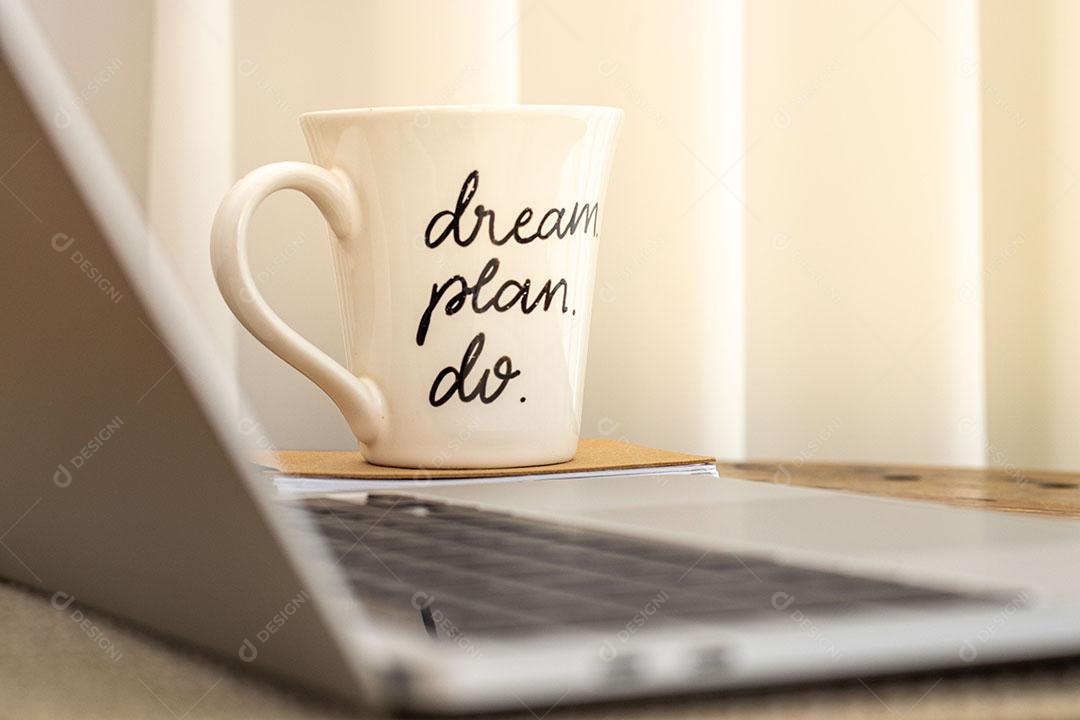 Caneca motivacional escrita sonho, plano, fazer em home office JPG