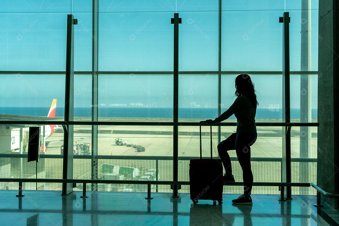 Mulher Esperando Avião no Terminal do Aeroporto Usando Smartphone Imagem JPG