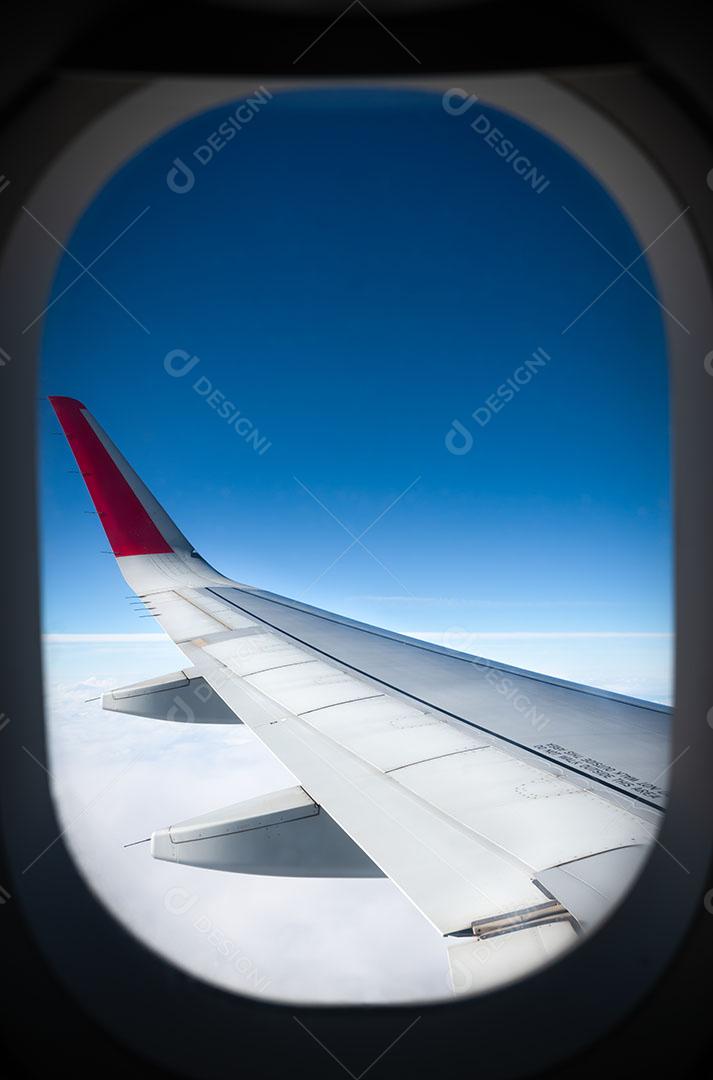 Vista do Céu Azul e a Asa de Um Avião da Janela Imagem JPG