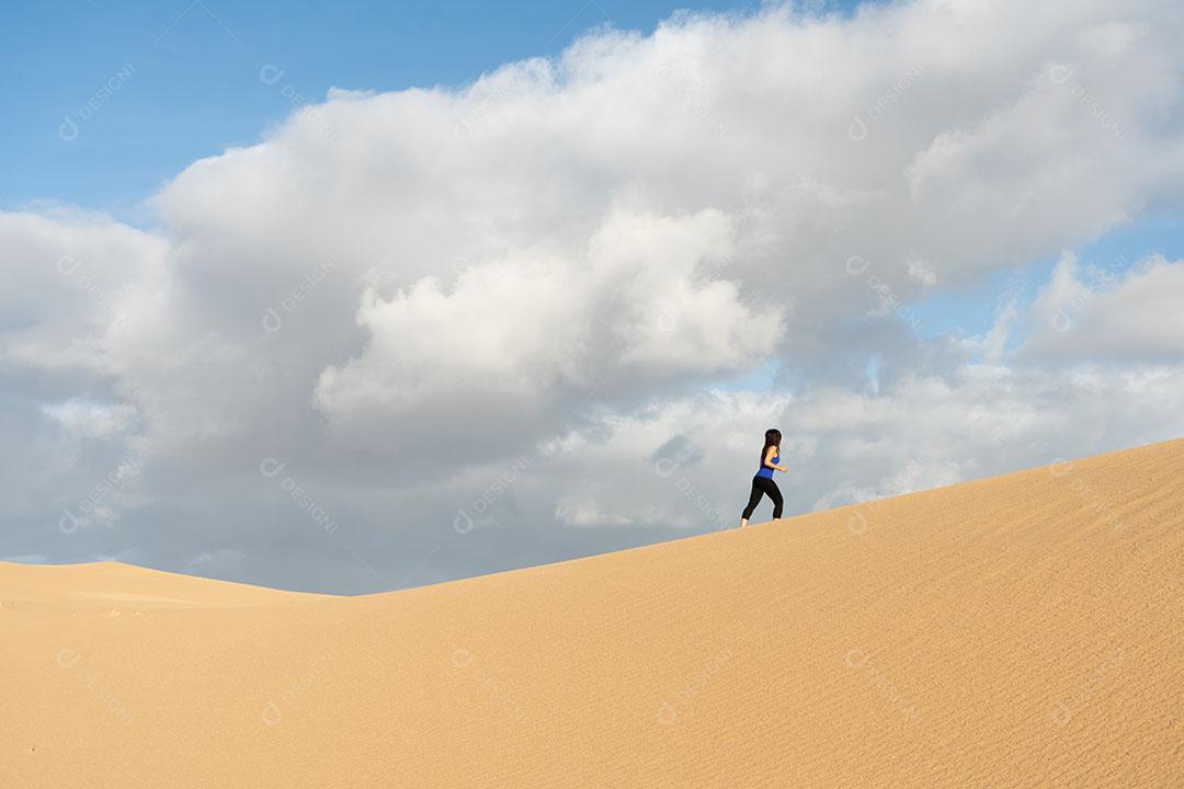 Esportista Correndo nas Dunas Imagem JPG