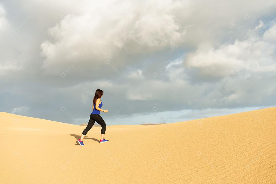 Esportista Correndo nas Dunas Imagem JPG