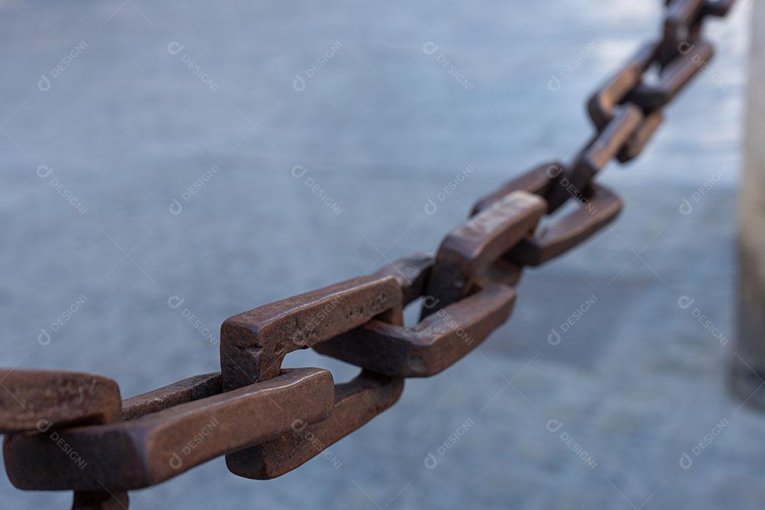 Corrente de Ferro Anexada a Uma Pedra Imagem JPG