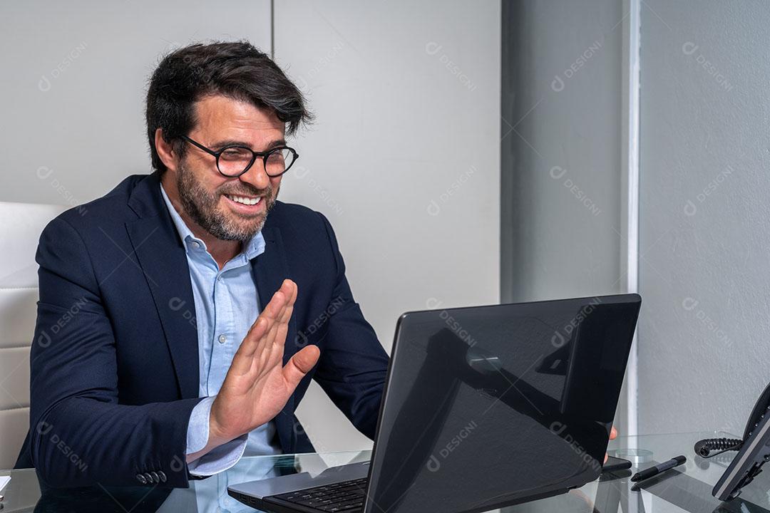 Foto Homem Executivo Segurando Uma Videoconferência do Trabalho Videochamada