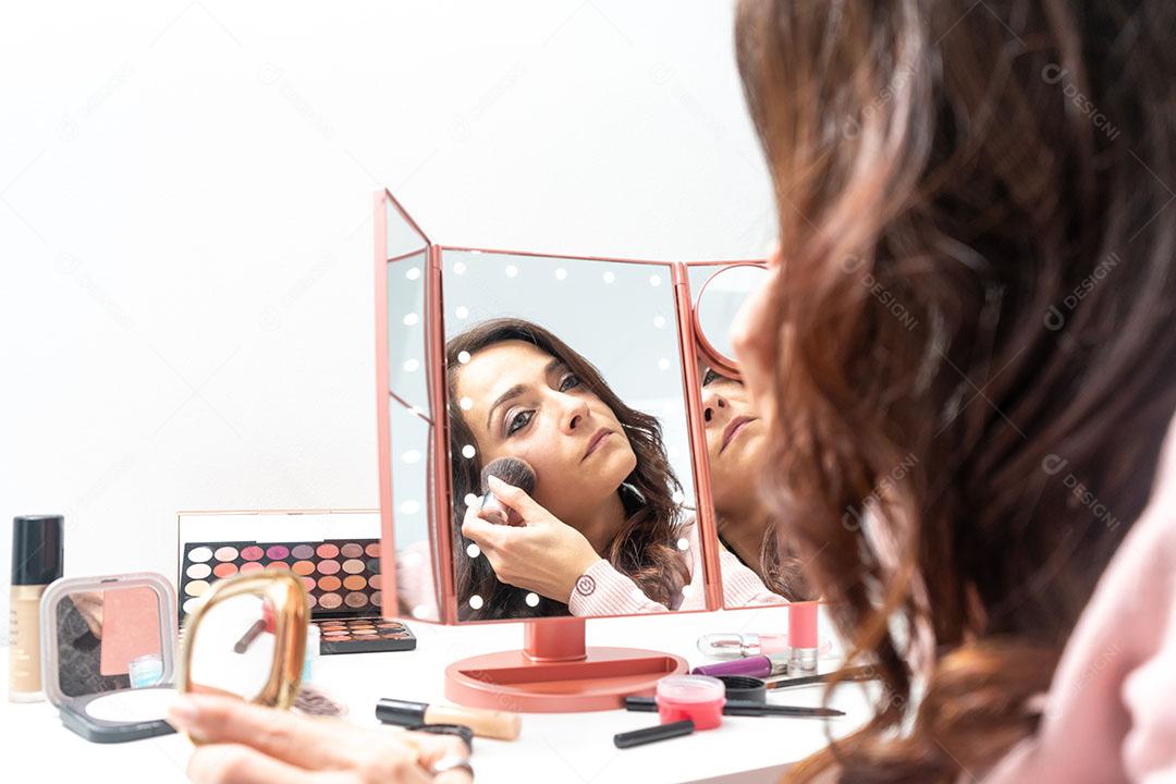 Mulher de 40 Anos Fazendo Maquiagem Em Um Espelho Portátil Com Luz Imagem JPG