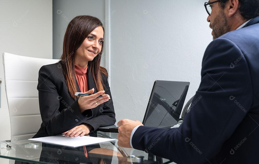 Reunião de Escritório Entre Homem de Negócios e Mulher Imagem JPG