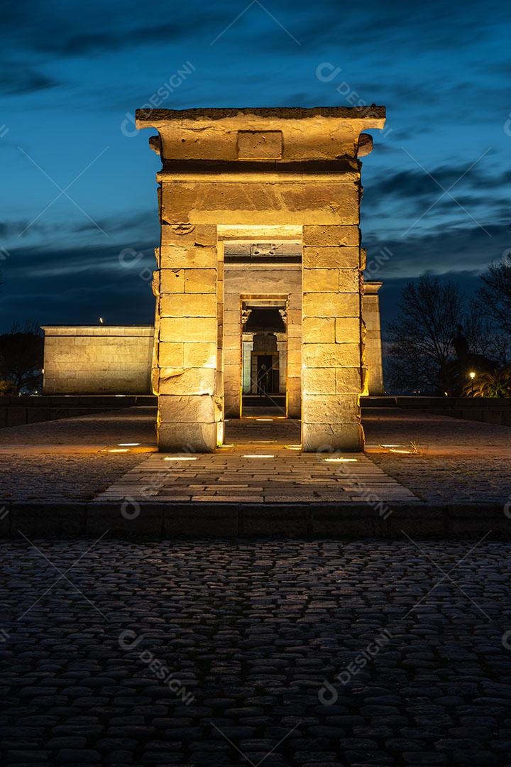 Vista do Templo de Debod Em Madrid na Hora Azul Espanha Imagem JPG