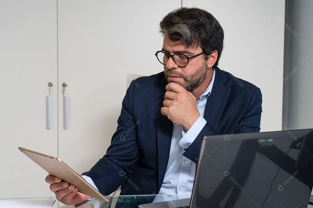 Foto Homem Executivo Segurando Uma Videoconferência do Trabalho Videochamada