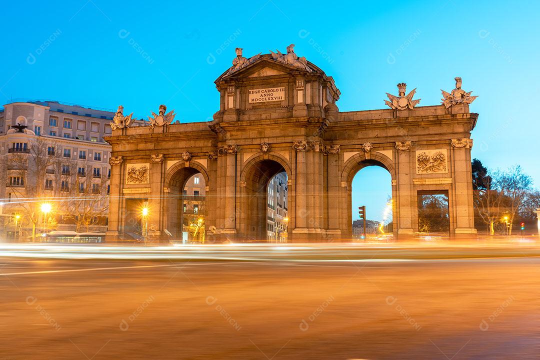 Foto Vista da Puerta de Alcala Um dos Símbolos da Cidade de Madrid na Espanha