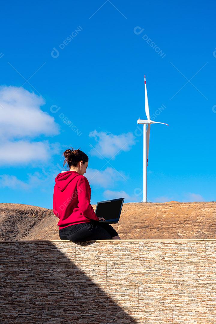 Foto Mulher Trabalhando Computador ar Livre Moinho de Vento Renovável de Energia Eólica