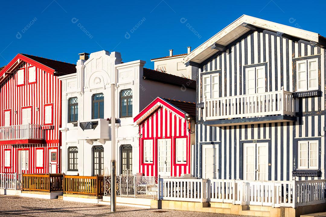 Vista de Casas de Madeira Listradas de Cor na Costa Nova Aveiro Portugal Imagem JPG