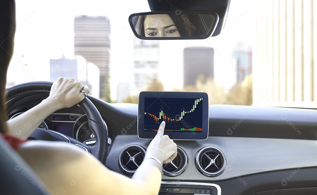 Foto Mulher Sentada Ao Volante de Um Carro Olha para Trás Sorrindo