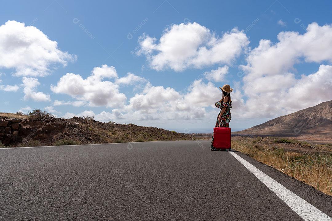 Mulher Em Uma Estrada Deserta na Paisagem Árida Imagem JPG