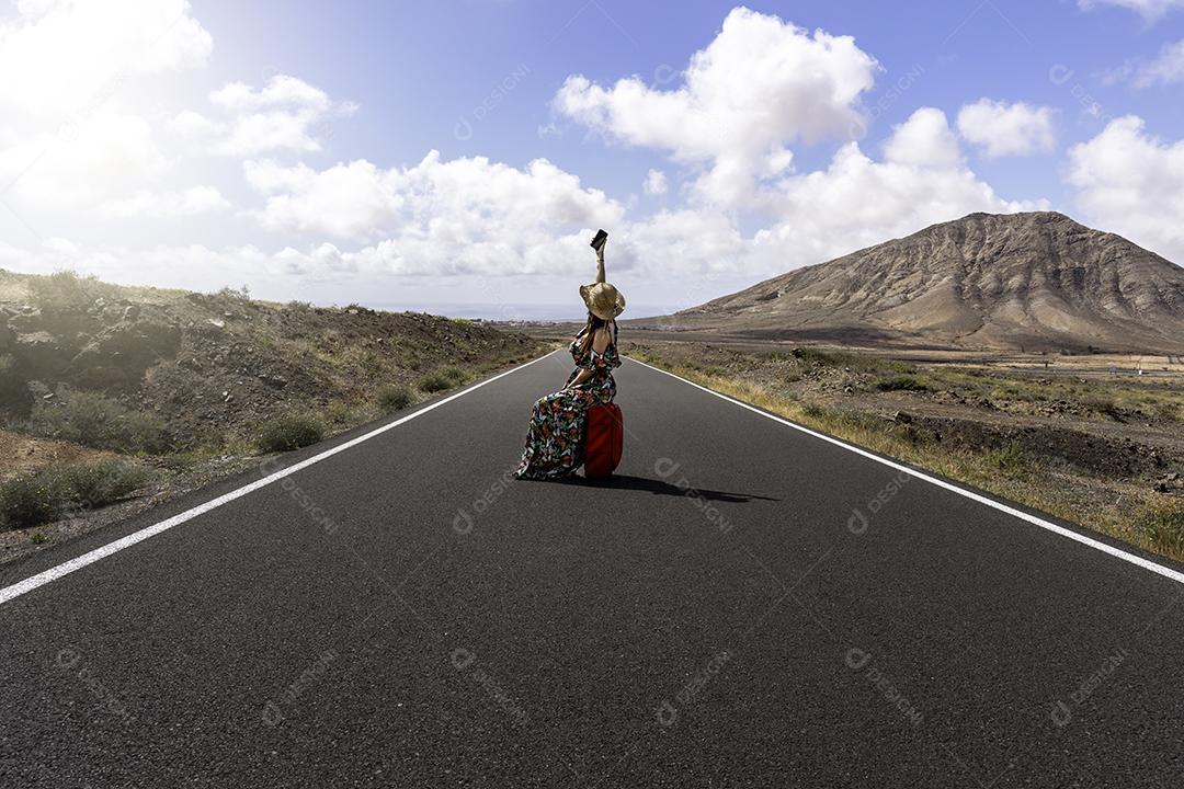 Mulher Em Uma Estrada Deserta na Paisagem Árida Imagem JPG