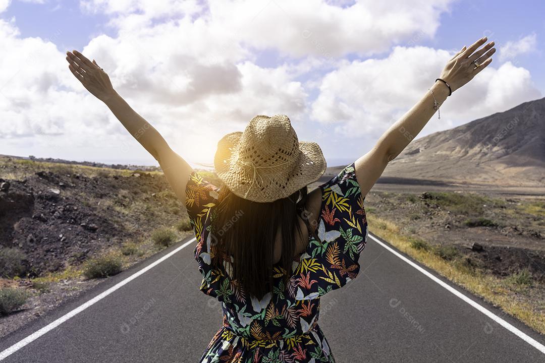 Mulher Em Uma Estrada Deserta na Paisagem Árida Imagem JPG