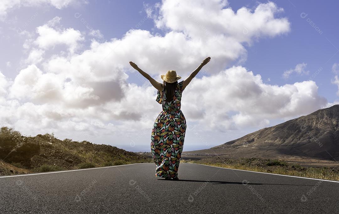 Mulher Em Uma Estrada Deserta na Paisagem Árida Imagem JPG