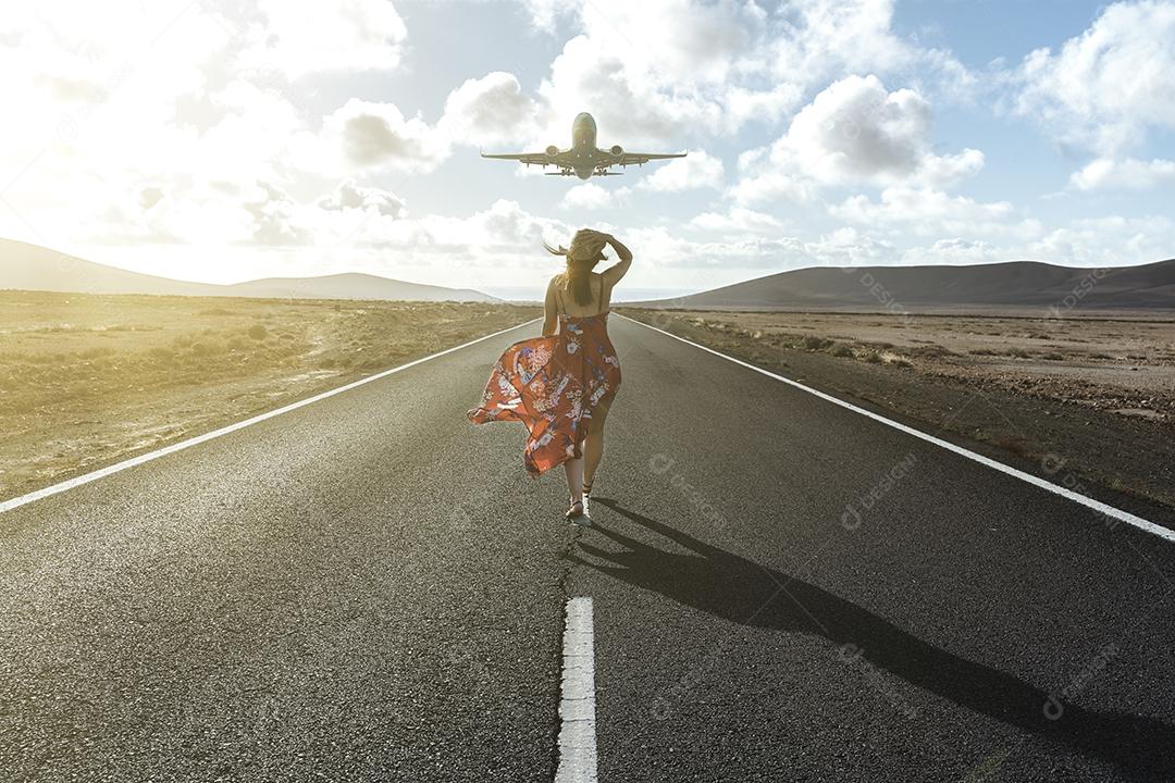 Mulher Com Mala Vermelha Em Uma Estrada Deserta na Paisagem Árida Imagem JPG