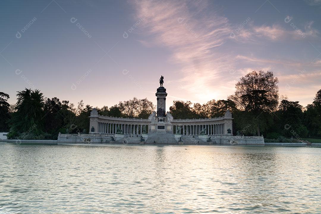 Foto Monumento Ao Rei Espanhol Afonso Xii no Parque do Retiro Em Madrid Espanha