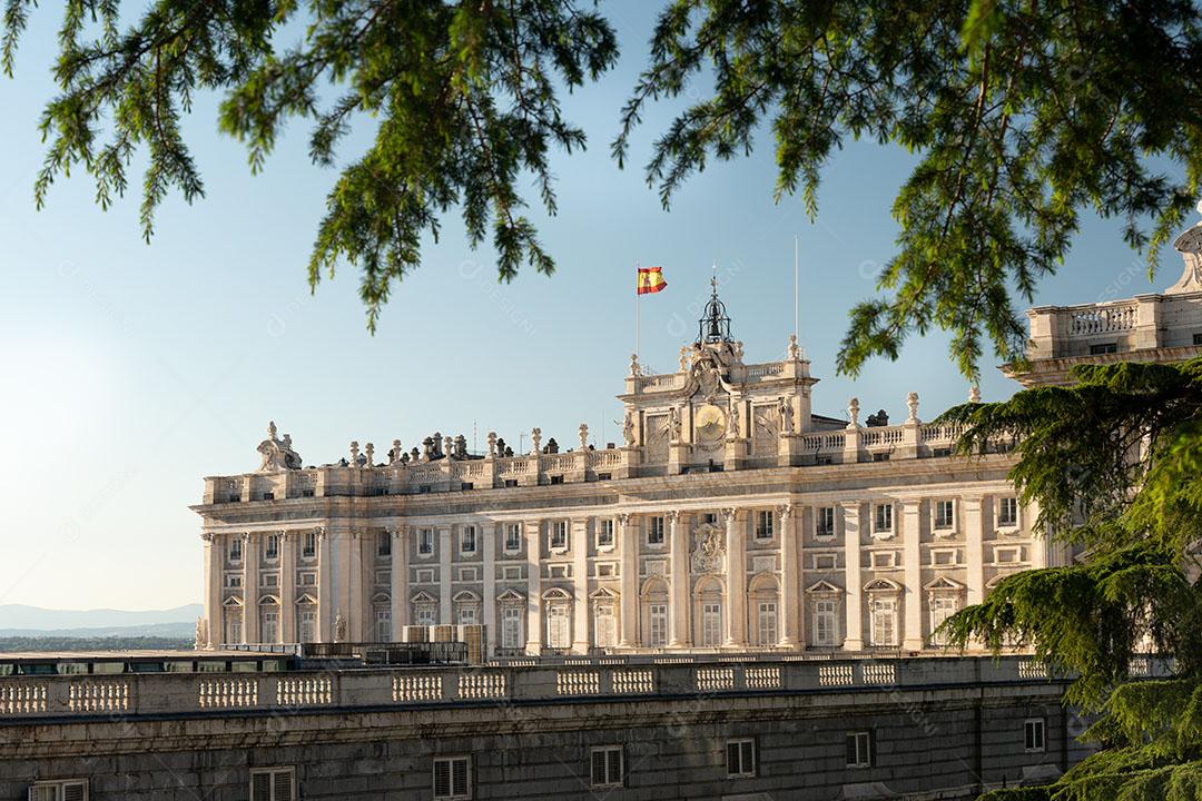 Paisagem do Palácio Real de Madrid dos Jardins do Campo Del Moro Imagem JPG