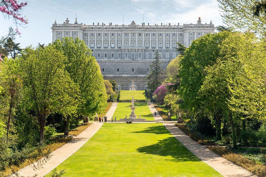 Foto Paisagem do Palácio Real de Madrid dos Jardins do Campo Del Moro