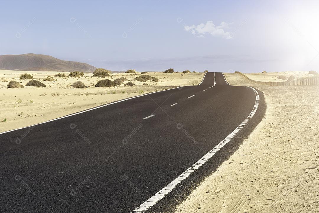 Estrada Deserta Que Atravessa as Dunas do Parque de Dunas Imagem JPG