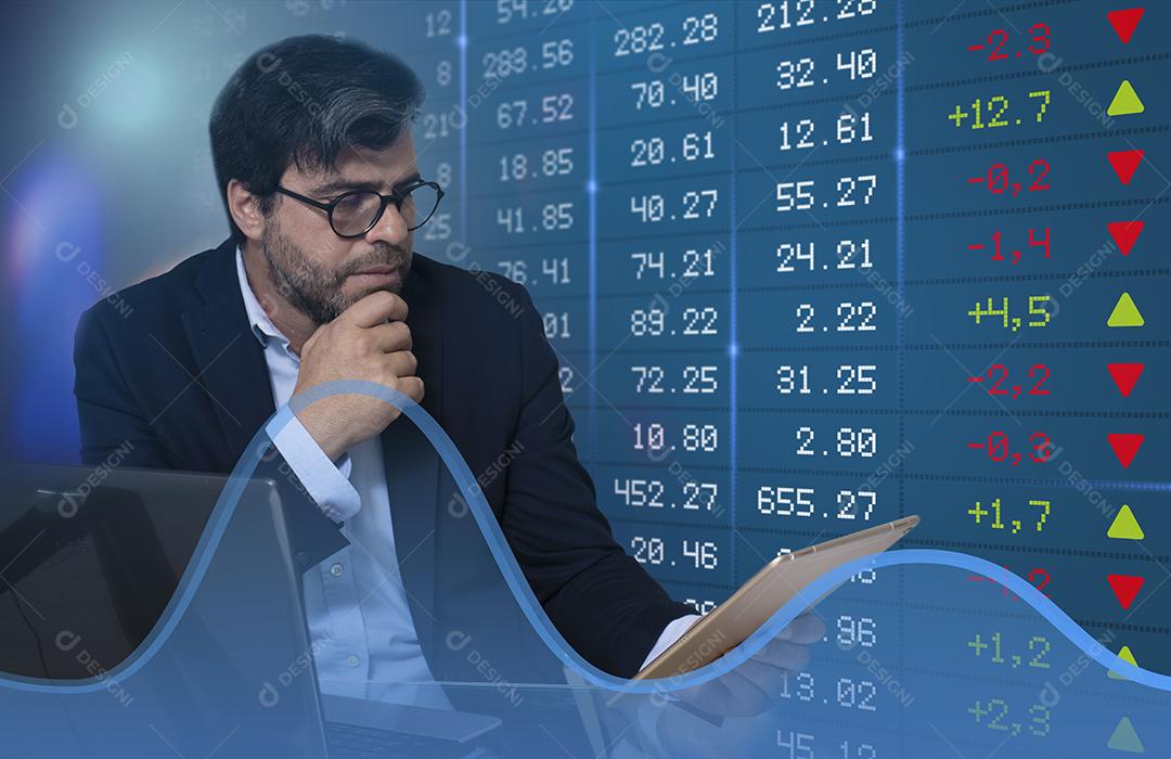 Foto Homem de Negócios Seguindo a Evolução dos Gráficos do Mercado de Ações no Tablet