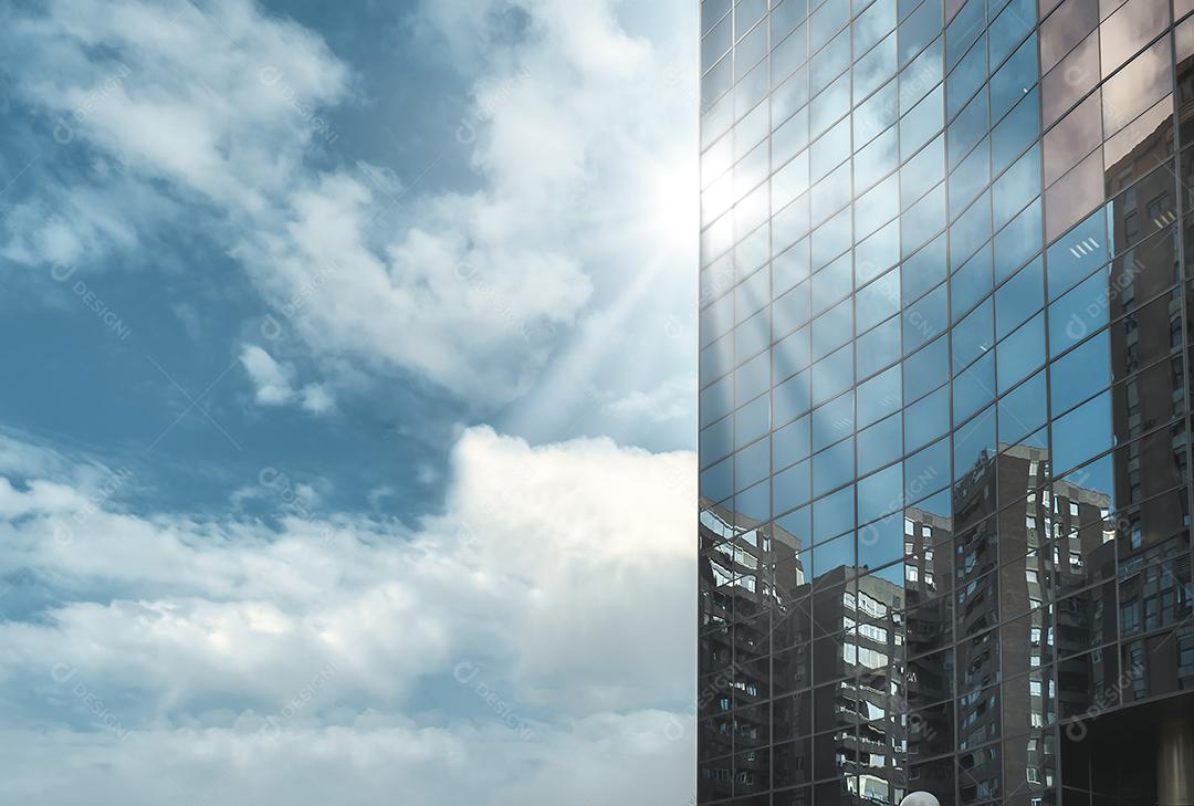 Foto Prédio de Escritórios de Vidro no Centro de Madrid Espanha Com Céu Azul e Nuvens