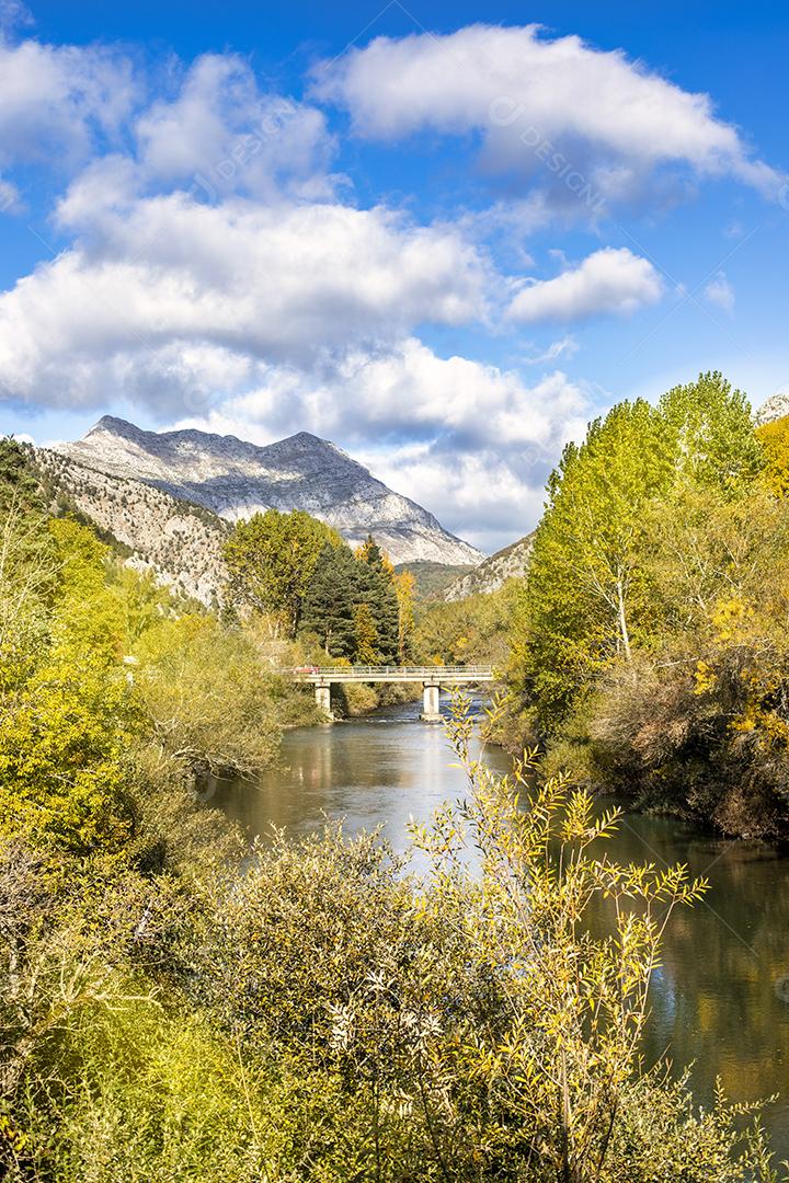 Foto Vista Panorâmica do Vale do Rio Esla Com as Montanhas da Serra de Riaño Espanha