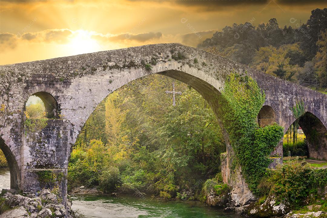 Foto Ponte Romana Cidade Cangas de Onis Espanha Cruz Vitória Pendurada no Arco