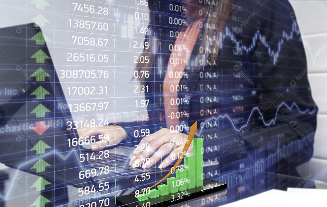 Foto Stock Woman Trader Analisa os Gráficos Esperando o Melhor Momento do Mercado